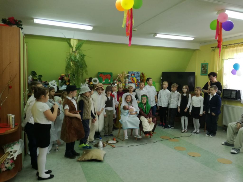 Jasełka w Domach Pomocy Społecznej - klasa II b