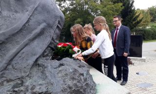 Klasa V d pod Pomnikiem Sybiraka 