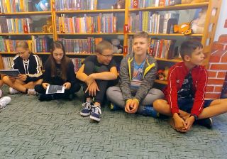 Klasa VI e na lekcji IPN w Wojewódzkiej i Miejskiej Bibliotece Publicznej w Rzeszowie
